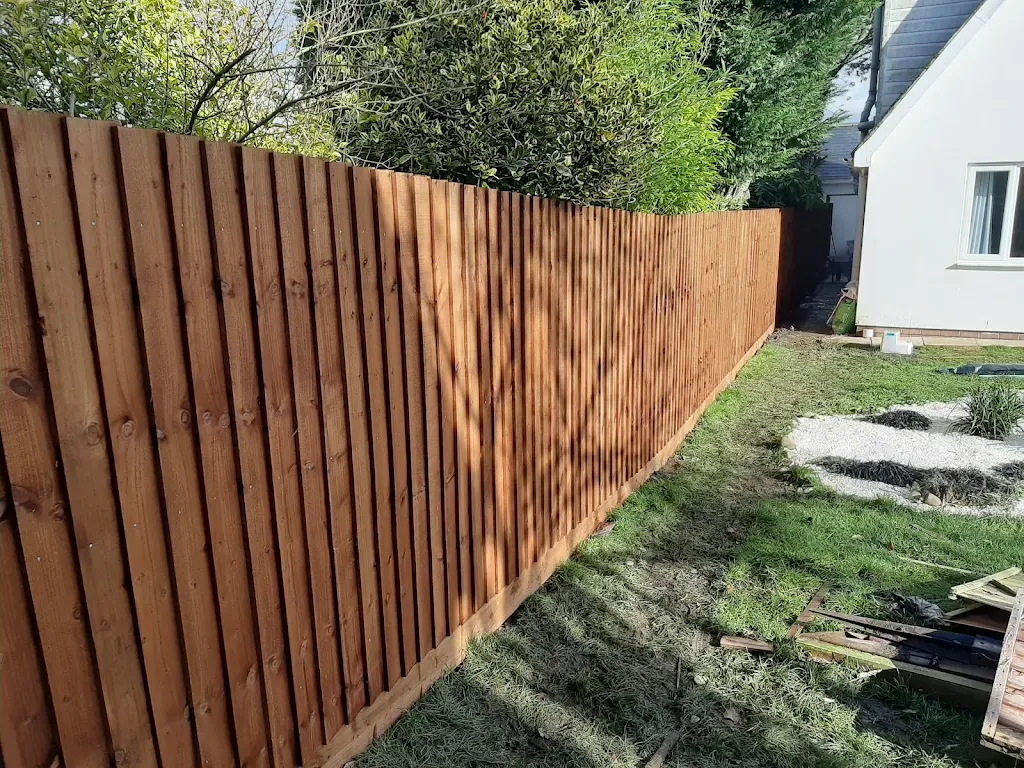 Feather-edge closeboard fence installation in Dunstable - Quality fencing contractor Bedfordshire